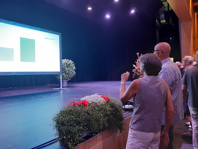 Die ersten beiden Wahlbezirke sind ausgezählt