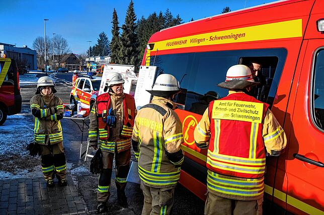 Der Einsatzleitwagen der Feuerwehr ist eine Art mobiles Büro. Von hier aus wird ein Großeinsatz wie der Brand bei der Firma Stegmaier ...