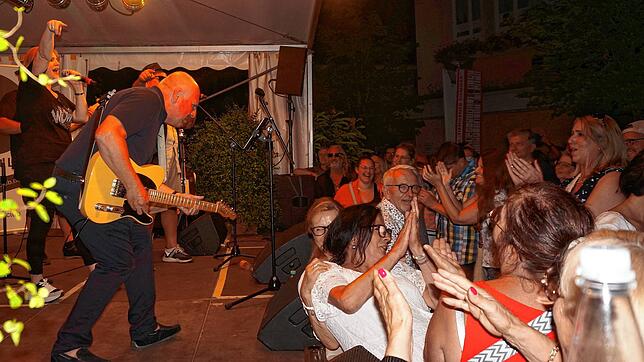 Super Stimmung: Beim Löwendenkmal dreht 79 Soul Club voll auf und reißt das Publikum mit. Für die Gäste gibt‘s kein Halten mehr.