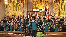 Das Jubiläumskonzert in der Schönenbacher Pfarrkirche unter der Leitung von Dirigent Christof Hepting (am Pult) war der gelungene ...