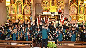 Das Jubiläumskonzert in der Schönenbacher Pfarrkirche unter der Leitung von Dirigent Christof Hepting (am Pult) war der gelungene ...