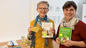 Gabriele Glaser-Wuttke (links) sprach im Quartierstreff Nordstadt über das Thema „Mikroplastik“ und wie man Plastik vermeiden kann. ...