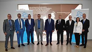 Der neue Vorstand des Vereins Haus & Grund Hochrhein und die Laudatoren des Abends (von links): Thomas Haller (Vorstand des ...
