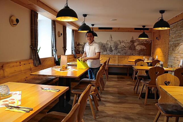 Modern und doch gemütlich mit viel Holz und liebevollen Details präsentiert sich das Gasthaus Alpenblick, in dem Anh Nguyen das ...