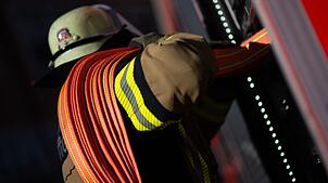 Die Feuerwehrleute verhinderten, dass sich die Flammen weiter ausbreiteten. (Symbolbild)