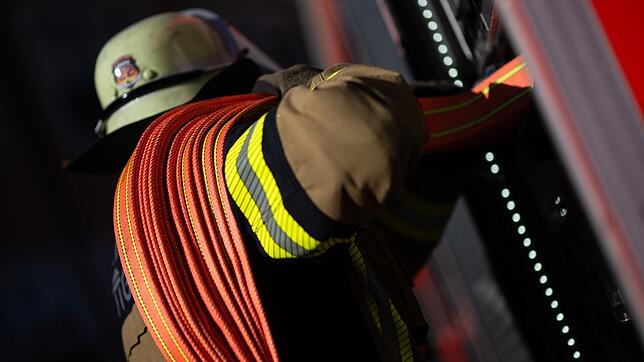 Die Feuerwehrleute verhinderten, dass sich die Flammen weiter ausbreiteten. (Symbolbild)