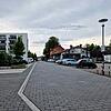 Im ersten Bauabschnitt sollen auf dem bisherigen Parkplatz neben dem Bahnhof Fischbach (rechts hinten) vier Wohngebäude gebaut werden. ...