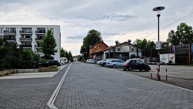 Im ersten Bauabschnitt sollen auf dem bisherigen Parkplatz neben dem Bahnhof Fischbach (rechts hinten) vier Wohngebäude gebaut werden. ...