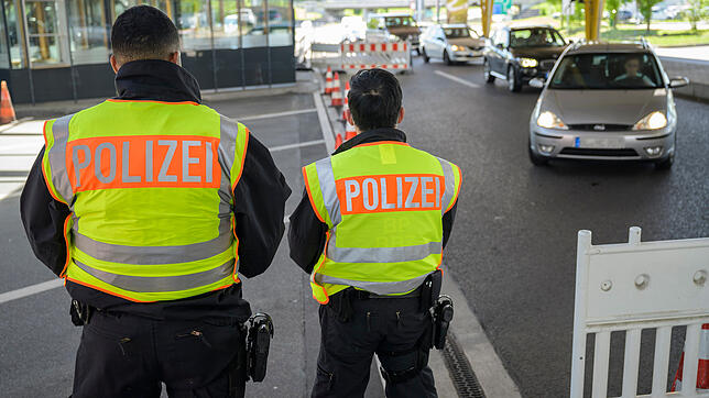(Archivbild) Der 23-Jährige wurde am Grenzzoll Konstanz-Autobahn den schweizerischen Behörden übergeben.