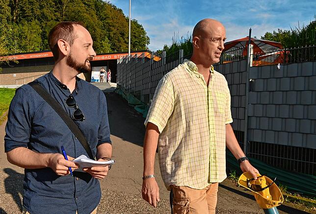 SÜDKURIER-Redakteur Dominique Hahn und Bürgermeister-Bewerber Michael Mende beim Start des Rundgangs am Stockacher Freibad.