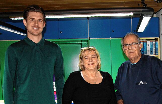 Sie sind sich handelseinig: Andreas Gusenbauer (links) sowie Heike und Michael Hofheinz.