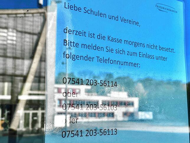 Aushang am Eingang zum Sportbad Friedrichshafen: Auch für die Kassen zu wenig Personal?