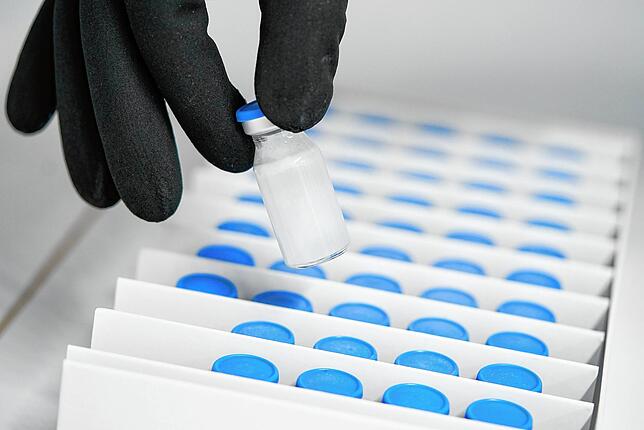 Ein Mitarbeiter hält im Werk der Roche Diagnostics GmbH eine Phiole in der Hand, der Hauptsitz des Roche-Konzerns ist in Basel. Anbieter ...