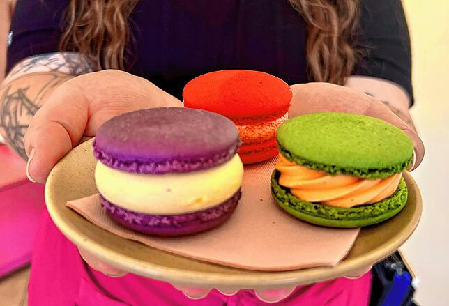 Gemahlene Mandeln, Eischnee und Cremefüllung sind die Hauptbestandteile der Macarons, die Oni & Lu-Mitarbeiterin Vanessa Caruso hier zeigt.