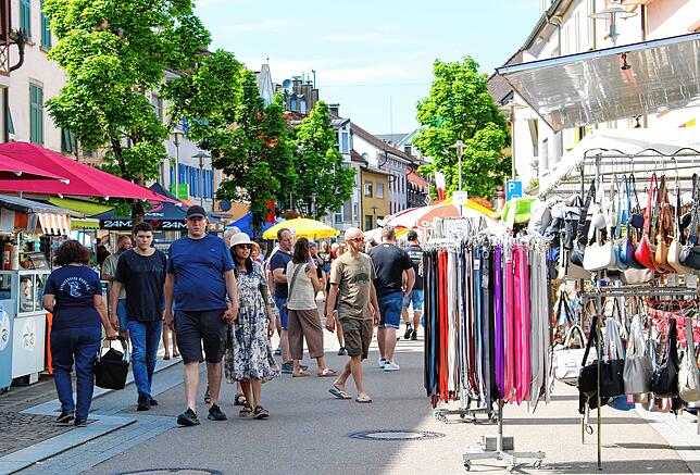 Die Hauptstraße in Wehr ist während der Veranstaltung voll mit Passanten.