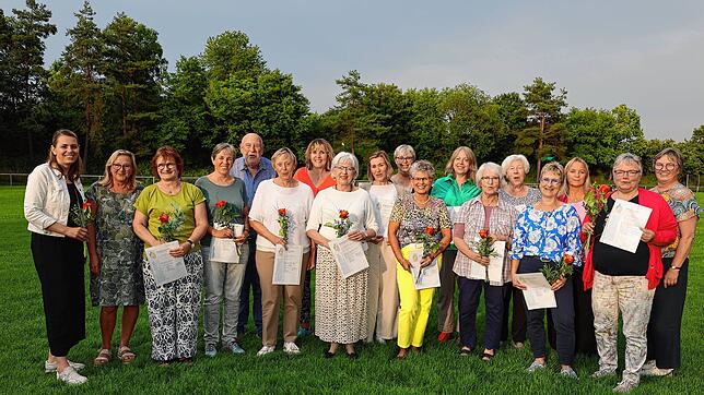 Irina Ebauer, Ortsvorsteherin von Marbach, und Brigitte Jeske vom Netzwerk Nachbarschaftshilfe Freiburg freuen sich mit den Teilnehmern, ...