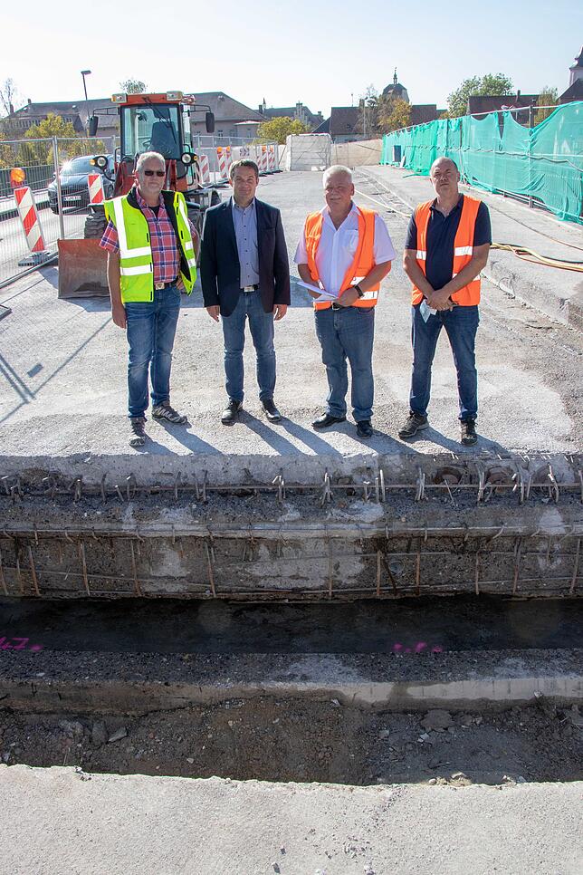Xaver Ebner von der ausführenden Firma Gero Keller, Bürgermeister Joachim Baumert sowie Theo Merz und Andreas Wolf vom Tiefbauamt ...