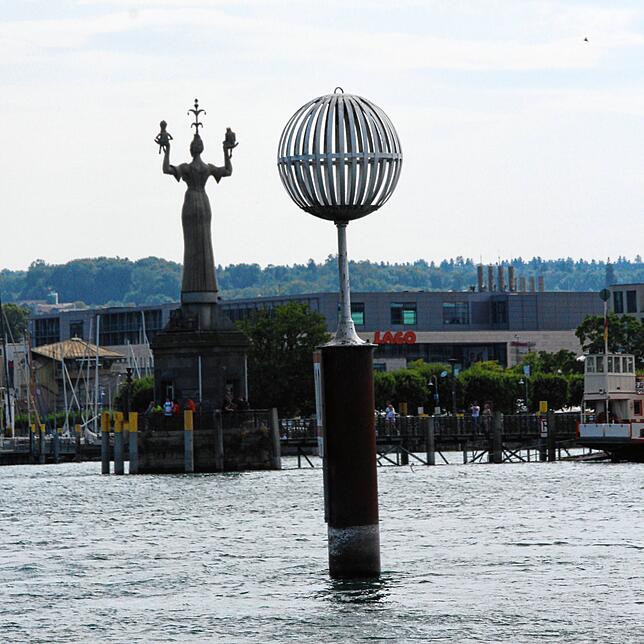 Imperia und der Frauenpfahl. Zwischen beiden Wahrzeichen der Stadt Konstanz gibt es einen gewissen Zusammenhang.