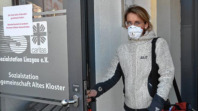 Iwona Bartosch, Krankenschwester bei der Sozialstation, muss während der Corona-Krise noch mehr auf Hygienevorschriften achten als sonst.
