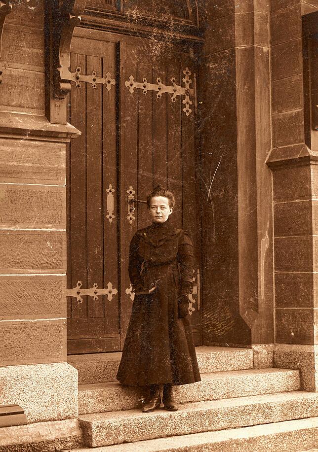 Die 1895 geborene Maria Kleißler, später verheiratete Eschbach, am Tag ihrer Konfirmation vor dem Portal der evangelischen Kirche von ...