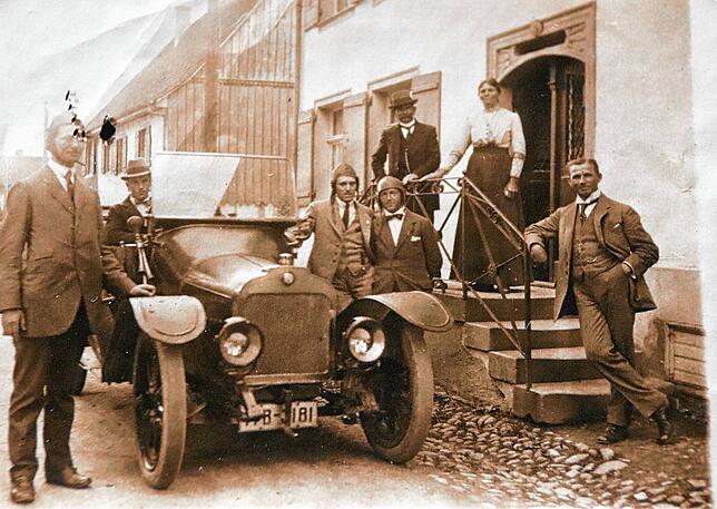 Die Familie Stadelhofer vor dem Haus in der Kindlebildstraße im Jahr 1920. „Damals war die Straße noch schmaler und die Treppe ...