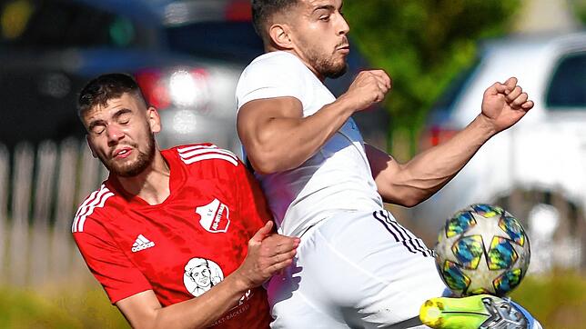 Mann mit Torriecher: Zwei Treffer erzielte der Laufenburger Jonas Gläsemann (rechts) beim 4:2-Erfolg seiner Mannschaft in der Partie ...