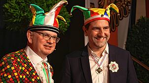 Der frischgebackene Träger des Hans-Kuony-Ordens erster Klasse, Andreas Jung (rechts) mit Narrenrichter Jürgen Koterzyna.