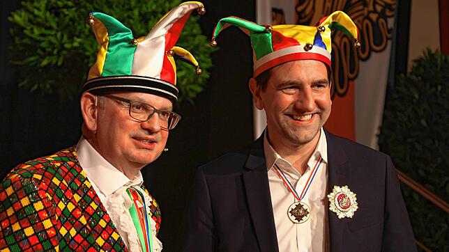 Der frischgebackene Träger des Hans-Kuony-Ordens erster Klasse, Andreas Jung (rechts) mit Narrenrichter Jürgen Koterzyna.