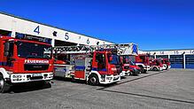 Das ist nur ein Teil des beeindruckenden Fuhrparks der Feuerwehr Friedrichshafen, der in drei großen Hallen steht.