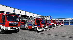 Das ist nur ein Teil des beeindruckenden Fuhrparks der Feuerwehr Friedrichshafen, der in drei großen Hallen steht.