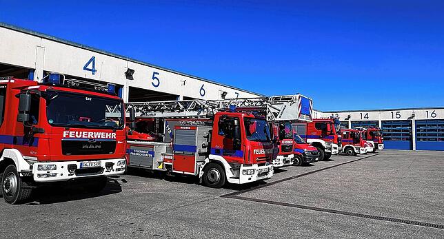 Das ist nur ein Teil des beeindruckenden Fuhrparks der Feuerwehr Friedrichshafen, der in drei großen Hallen steht.