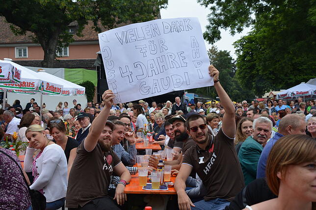 Die Stimmung auf dem Rathausplatz beim Frühschoppen mit der Joe-Williams-Band ist grandios. Die Bilanz der 15. Sommersinnfonie fällt ...