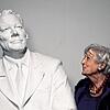 Die ehemalige Bundesgesundheitsministerin Renate Schmidt mit einer Skulptur ihres politischen Vorbilds Willy Brandt.