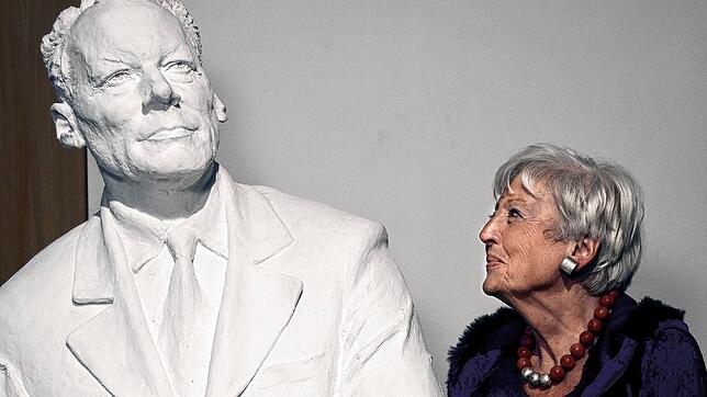 Die ehemalige Bundesgesundheitsministerin Renate Schmidt mit einer Skulptur ihres politischen Vorbilds Willy Brandt.