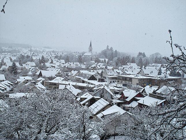 Steißlingen erhält durch die Schneefälle am Donnerstag, 14. Januar 2021, ein winterliches Gewand. Die Aufnahme ist auf dem Geißbühl ...