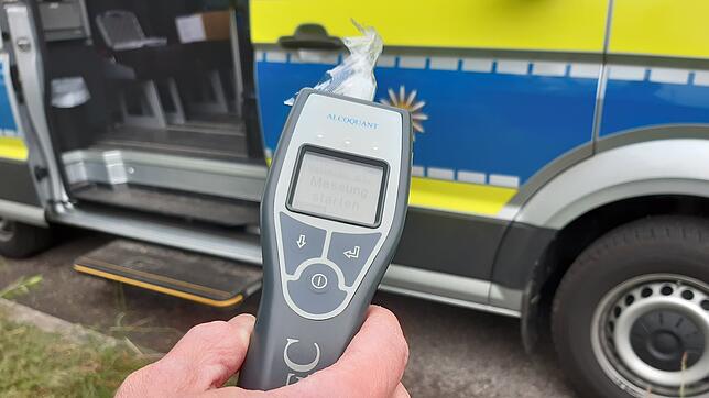 Ein Polizist hält einen Alcomaten in der Hand. (Symbolbild) Am Wochenende, 1. bis 3. März, erwischt die Polizei einige betrunkene ...