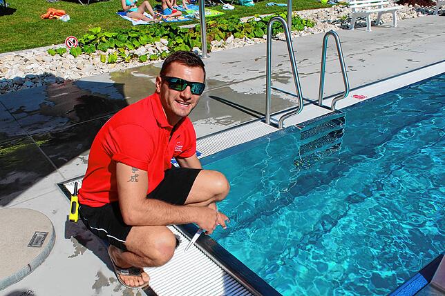 Bäderleiter Udo Göbel nimmt eine Wasserprobe.