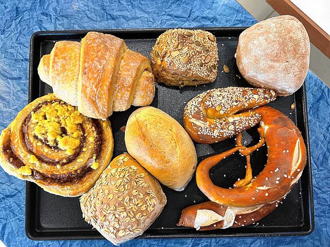 Die Ausbeute in der Bäckerei Zucker: Brezel, Laugenstange, Laugenkornschleife, Wikingerbrötchen, Roggenwecken, Spitzwecken, ...