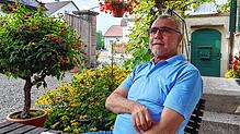 Heinrich Straub im Hof des ehemaligen Forsthauses, in dem er seit 1983 mit seiner Familie lebt.