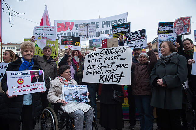 Menschen demonstrieren am 3. März 2017 auf dem Kernerplatz in Stuttgart in der Nähe des Türkischen Konsulats für die Freilassung des ...