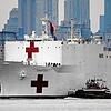 Das Lazarettschiff &bdquo;USNS Comfort&ldquo; der US-amerikanischen Marine kommt im Hafen von New York City an und soll die ...