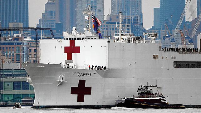 Das Lazarettschiff &bdquo;USNS Comfort&ldquo; der US-amerikanischen Marine kommt im Hafen von New York City an und soll die ...