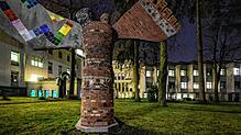 Der (Schutz-)Engel mit den weit ausgebreiteten Flügeln im Krankenhausgarten in Radolfzell scheint machtlos: Die Skulptur des Überlinger ...