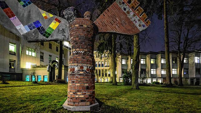 Der (Schutz-)Engel mit den weit ausgebreiteten Flügeln im Krankenhausgarten in Radolfzell scheint machtlos: Die Skulptur des Überlinger ...