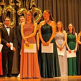 Die besten Abitur-Durchschnitte des Meßkircher Jahrgangs 2022 hatten Marietta Keller (vorne links) mit der Traumnote 1,0 und Maren ...