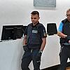 Der Angeklagte Tobias K. wird von den Justizvollzugsbeamten in den Verhandlungssaal geführt.
