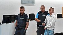Der Angeklagte Tobias K. wird von den Justizvollzugsbeamten in den Verhandlungssaal geführt.