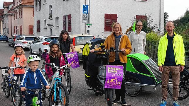 Blick in die Bergstraße, die am 21. September auf einer Teilstrecke eine Fufabuca-Straße ohne Autos wird. Darüber freuen sich diese ...