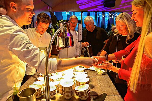 „Viel Freude damit“, wünscht Sternekoch Manuel Ulrich jedem Gast, dem er seine Kreation von Lachs mit aufgeschäumtem Buttersößchen kredenzt.