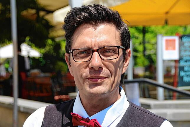 Sinisa Skugor nimmt als Servicekraft die Gäste des Konzils neben der Terrasse in Empfang, hier werden Namen und Adressen notiert, falls ...